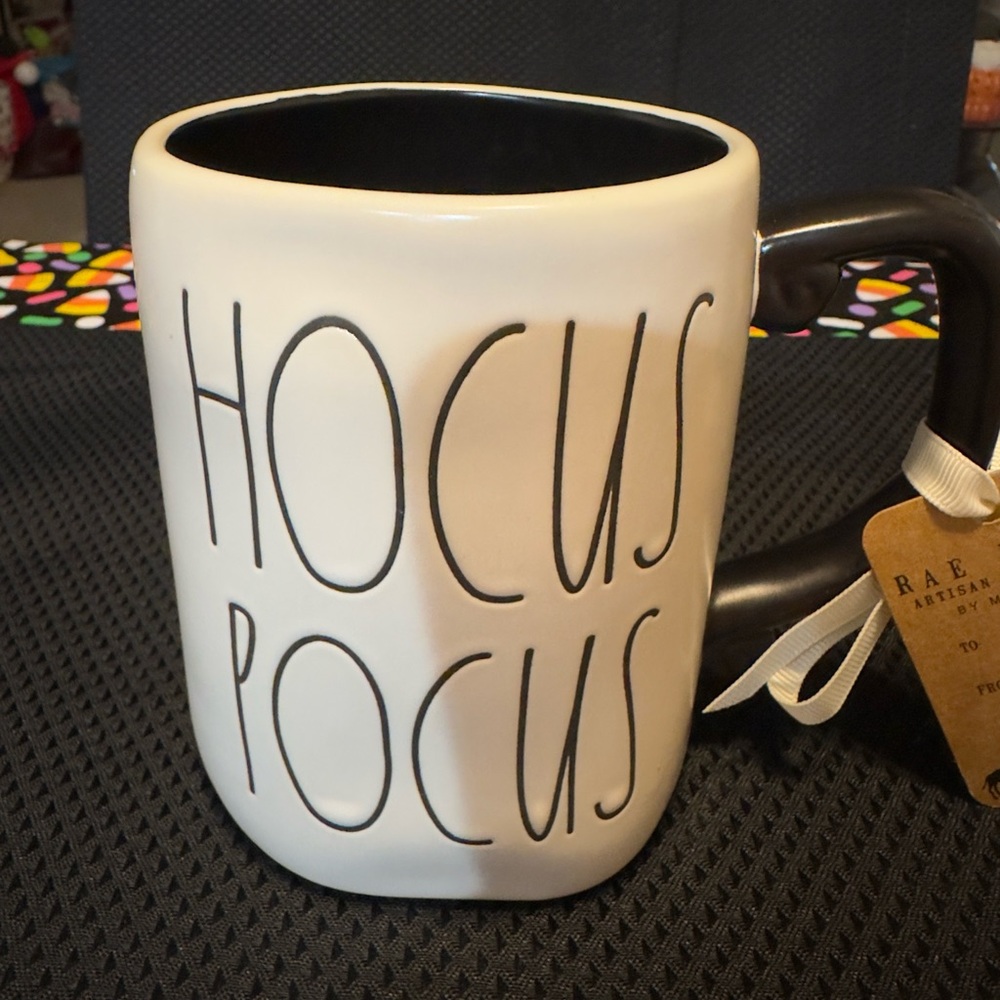NWT RAE DUNN “HOCUS POCUS” HALLOWEEN BLACK & WHITE MUG